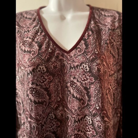 *SOLD* V-neck Top - Picture 2 of 3
